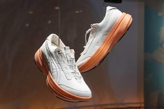 アシックスウォーキング、もっと歩きたくなるフラッグシップ「MOON AMBLE」