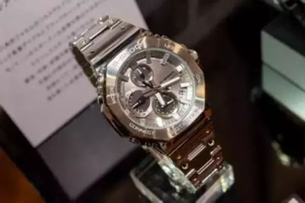 G-SHOCK、サブダイヤルがブラックになった八角形メタルクロノグラフ