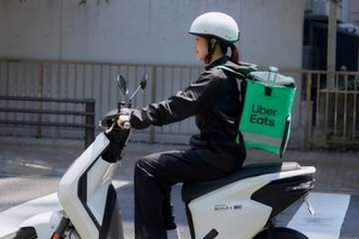 Uber Eats、二輪配達の安全運転に報酬　ホンダと実証