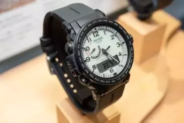 カシオ プロトレック、数字ダイヤル「PRW-51」に全面蓄光×オールブラック