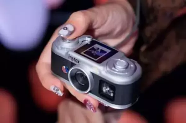 富士フイルム、手のひらサイズカメラ「instax Pal 2」　新プリンターも