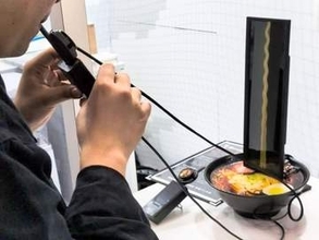 電通が「吸うラーメン」　ドラゴンの触り心地も再現【CEATEC 2026】