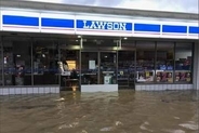 ローソンとファミマ、豪雨対策で「止水板」を追加導入