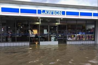 ローソンとファミマ、豪雨対策で「止水板」を追加導入