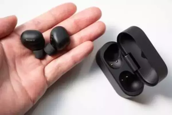 【いつモノコト】ソニー最強イヤフォン「WF-1000XM6」でボッチ飯がはかどる話