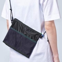 ファミマ、「サコッシュ」発売　コンビニエンスウェア