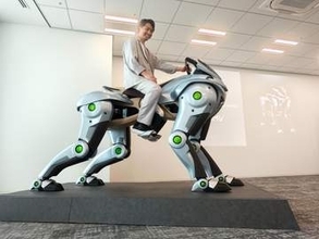 川重の乗れる多脚ロボット「コルレオ」　開発は仮想空間とフィジカルAI活用
