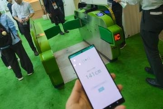 スマホを持つだけで通過　JR東「ウォークスルー改札」がCEATECで体験できる