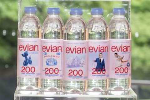エビアン、200周年デザインボトル　始まりは1826年フランス国王の認可