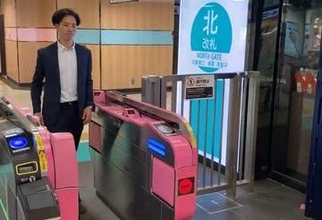 池袋駅に都内初のウォークスルー型顔認証改札　東武と日立