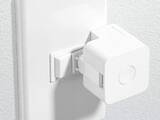 「サンワサプライ、貼り付けるだけで既存スイッチをスマート化できるIoT指ロボットを発売」の画像1