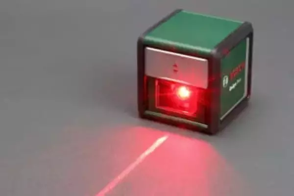 カレンダー取り付けからロードバイクのセッティングまで！ レーザーで水平・垂直が出せる「レーザー墨出し器」がなかなか便利だった件【テレワークグッズレビュー】