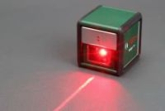 壁のカレンダー、曲がってない？　レーザー光で水平・垂直な線が引けるボッシュの「レーザー墨出し器」を使ってみた【テレワークグッズレビュー】