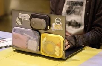 コクヨ、ノートPCとガジェットをまとめて運べる「貼るポーチ」発売
