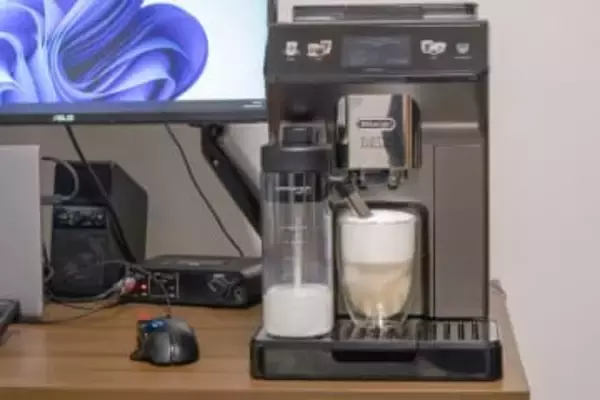 本格的なコーヒーを飲みたいけれど、面倒なことは避けたい……。そんなわがままを叶えてくれる、デロンギ「エレッタ エクスプロア」【テレワークグッズレビュー】