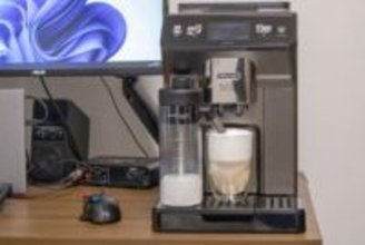 本格的なコーヒーを飲みたいけれど、面倒なことは避けたい……。そんなわがままを叶えてくれる、デロンギ「エレッタ エクスプロア」【テレワークグッズレビュー】