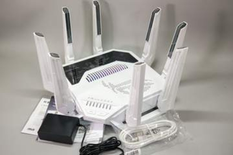 まさに「前代未聞のシロモノ」。Wi-Fiルーター+小型サーバーの2ｰinｰ1を実現したASUSの新型Wi-Fi 7ルーター「ROG Rapture GT-BE19000AI」【イニシャルB】