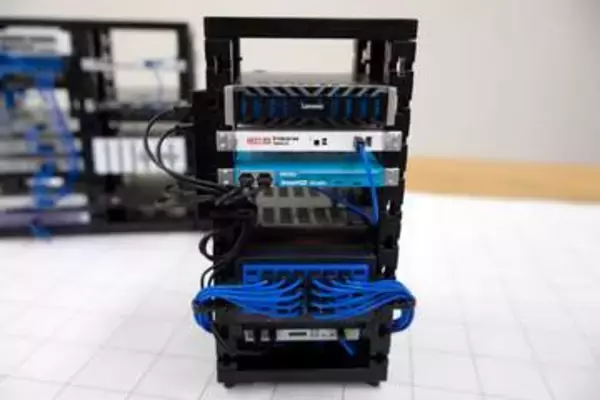 6月11日発売の「手のひらネットワーク機器4」、みっちり配線できるスマート光スイッチなど、制作陣のこだわりを紹介　コンセプトはInterop Tokyo 2025の「ShowNet」