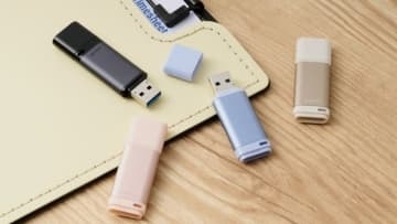 キャップ付き、カラバリ4色のUSBメモリ、エレコムが発売
