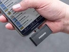 スマホを充電しながらバックアップできるmicroSDカードリーダー、サンワサプライが発売　超小型microSDカードリーダーの新色も