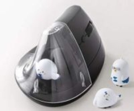 “推し”を飾れるディスプレイスペース付きワイヤレスマウス「400-MAWB217BK」、サンワサプライが発売　わずか3分の充電で最大2カ月間使えるスーパーキャパシタ搭載