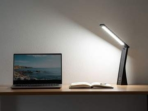 コードレスで折りたたみでき、最長13時間使える充電式デスクライト、サンワサプライが発売