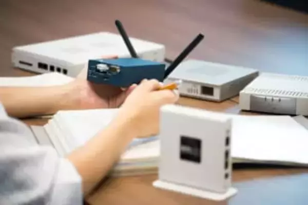 これって専門家から見てどうなんですか？　IIJに聞く「法人向けルーターと家庭用ルーターの違い」【イニシャルB】