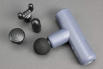 もっと早く買えばよかった!!　デスクワークの肩こり対策にマッサージガンを使ったら気持ちよすぎてクセになった件【テレワークグッズレビュー】