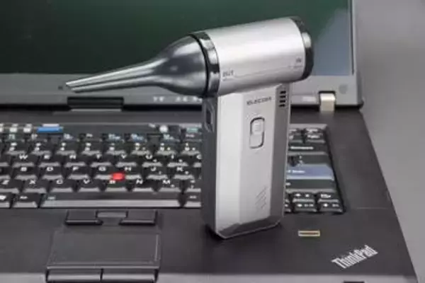 キーボードのほこりが気になる!!　電動エアダスターがPCまわりの掃除から洗車まで使えて予想以上に便利だった件【テレワークグッズレビュー】