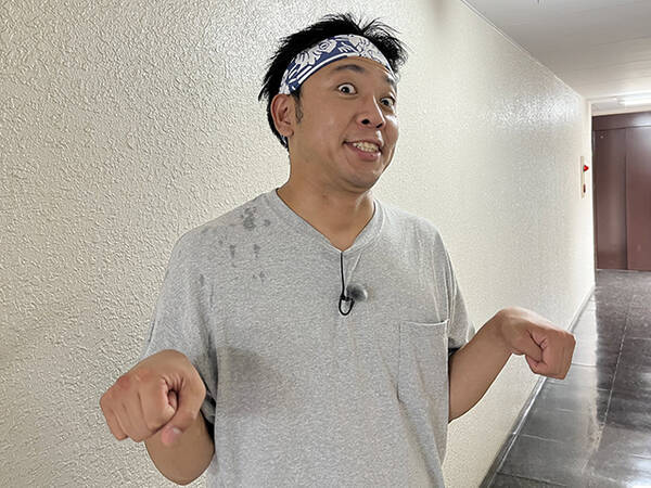 ハライチ岩井がサンシャイン池崎の膝をなでなで 猫のいるオフィスを訪問 22年9月5日 エキサイトニュース