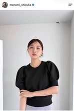 「武田真治と22歳差婚」モデル妻・静まなみ、娘の顔を見つめて...　ほほえむ姿に「いつもかわいい」
