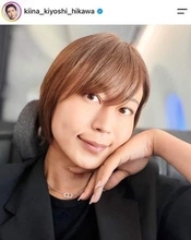 氷川きよし、さわやか白セットアップ＆麦わら帽子あわせたコーデ　夏らしさ全開ショットでステキ限界突破