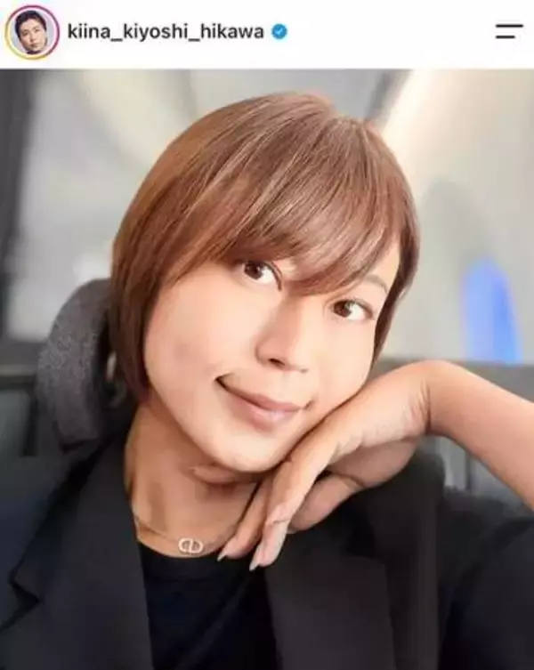 氷川きよし、さわやか白セットアップ＆麦わら帽子あわせたコーデ　夏らしさ全開ショットでステキ限界突破