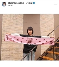 森高千里、膝上ミニ丈ワンピで熱唱...「濃厚森高はいかがでしたか？」すらり神スタイルの美貌