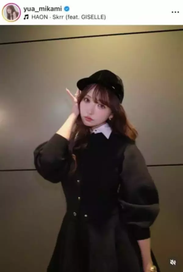 三上悠亜、ショーパン×水色キャミ姿でかわいすぎっ...片足上げポーズで　すらり神スタイルにドキっ