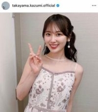 高山一実、ミニ丈コーデで撮影オフショットに反響　笑顔＆色気にドキっ「可愛すぎ」「癒されます」