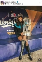 ドジャース名物美人リポーター、タンクトップ姿で美貌ダダ漏れ　海をバックに開放的ショット