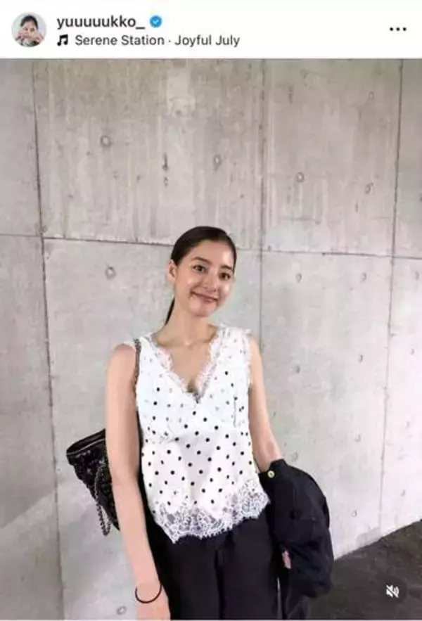 新木優子、タイのプールで満喫ショット　「めっちゃ可愛すぎ」「涼しげな表情もいいなぁ」「マーメイドやん」