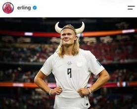サッカー・ハーランドの美女モデル恋人、肩出しタイトなワンピで色気ダダ漏れ　すらり神スタイルの美貌
