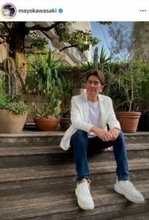 川崎麻世、22歳年下妻と幸せラブラブ2ショット...63歳の誕生日に　「素敵なご家族」「若々しくて眩しい」