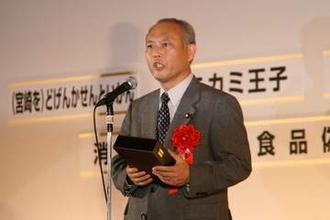 舛添要一元厚労相、阿部前監督騒動に「今回の児相の対応は適切」