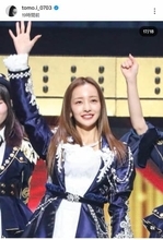 板野友美、ネットのツッコミに反応「ねーちょっと待ってw」　「AKB48」20周年コンサート集合写真で...爆笑