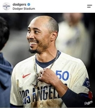 ドジャース・ベッツの美人妻、超ミニスカ×ブーツの応援コーデ...スタジアムに降臨　すらり神スタイルの美貌