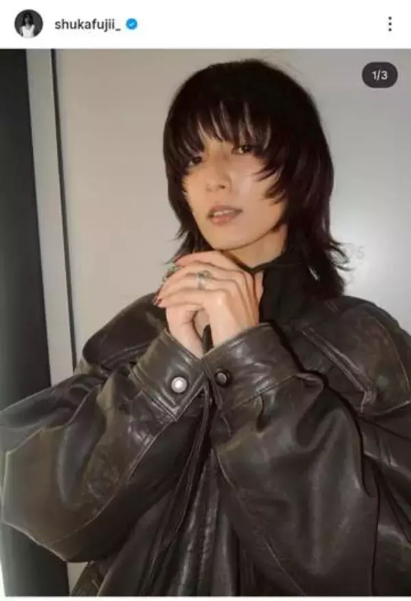 「元「E-girls」藤井萩花、ミニスカ姿で砂浜に寝転ぶショットにドキっ　リラックスした雰囲気で」の画像