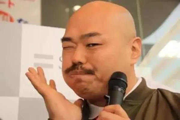 クロちゃん、意外なムキムキぶりに驚き...横川尚隆と並んでマッチョなポーズ　「普通にすごい！！！」