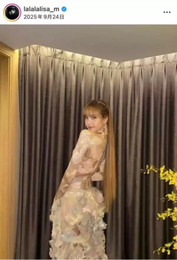 BLACKPINK・リサ、超ミニワンピで異次元の美貌...クールな表情で　すらり神スタイル＆美しさにため息