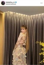 BLACKPINK・リサ、超ミニワンピで異次元の美貌...クールな表情で　すらり神スタイル＆美しさにため息