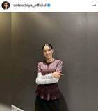 「土屋太鳳、白パーカー×黒スーツ姿ですらり神スタイル...美しい「蹴り」に反響　「超かっこいい！」「綺麗すぎ」」の画像1