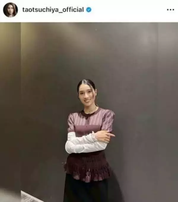 土屋太鳳、白パーカー×黒スーツ姿ですらり神スタイル...美しい「蹴り」に反響　「超かっこいい！」「綺麗すぎ」