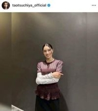 土屋太鳳、白パーカー×黒スーツ姿ですらり神スタイル...美しい「蹴り」に反響　「超かっこいい！」「綺麗すぎ」